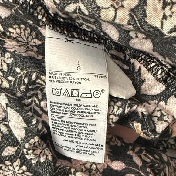 Old Navy Black and Pink Floral Sleeveless Blouse women’s size large smocked back - Picture 7 of 7